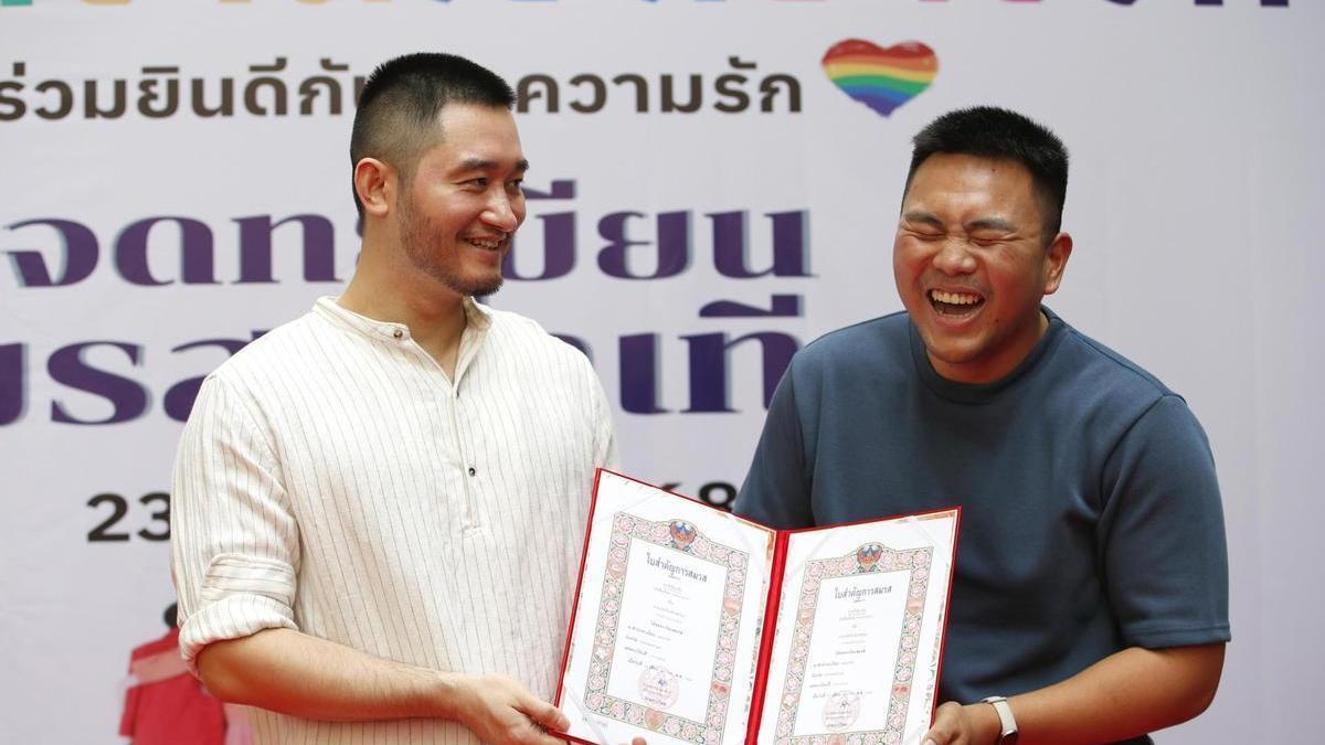 Una pareja recién casada sostiene su certificado de casamiento tras la entrada en vigor del matrimonio igualitario en Tailandia.