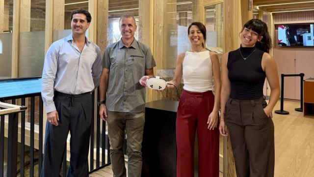 Iker Nieto, Haritz Alberdi, Azahara Domínguez y Enara Tena con las gafas.
