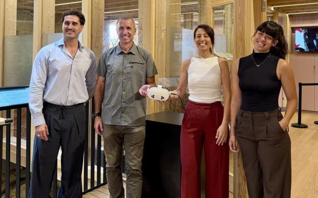 Iker Nieto, Haritz Alberdi, Azahara Domínguez y Enara Tena con las gafas.