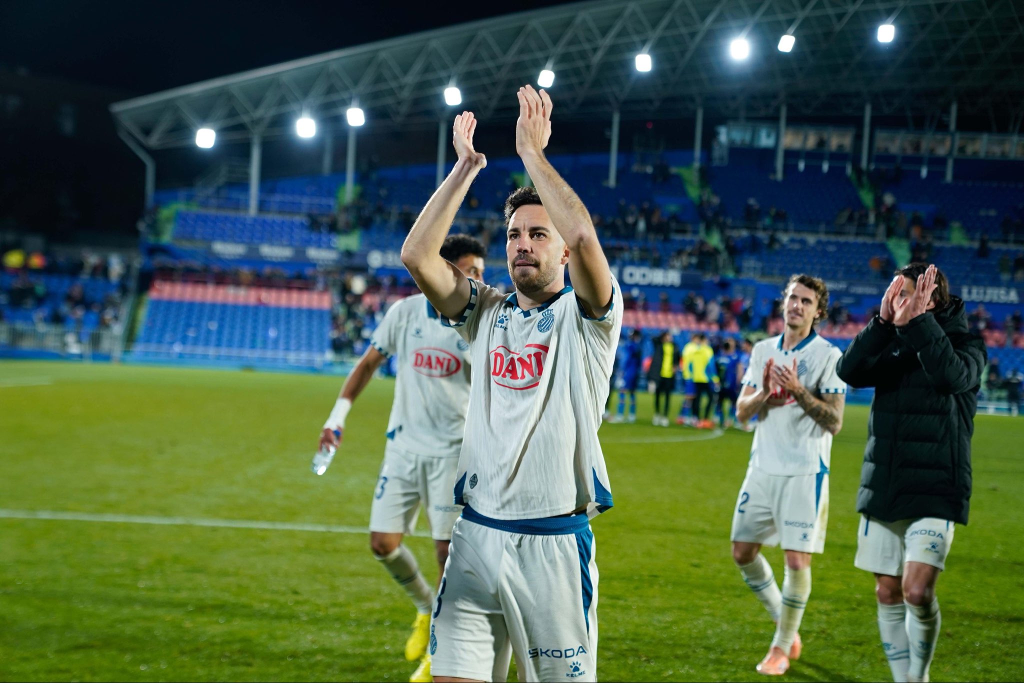 Los jugadores pericos se felicitan por su reciente triunfo en Getafe. / X RCD ESPANYOL
