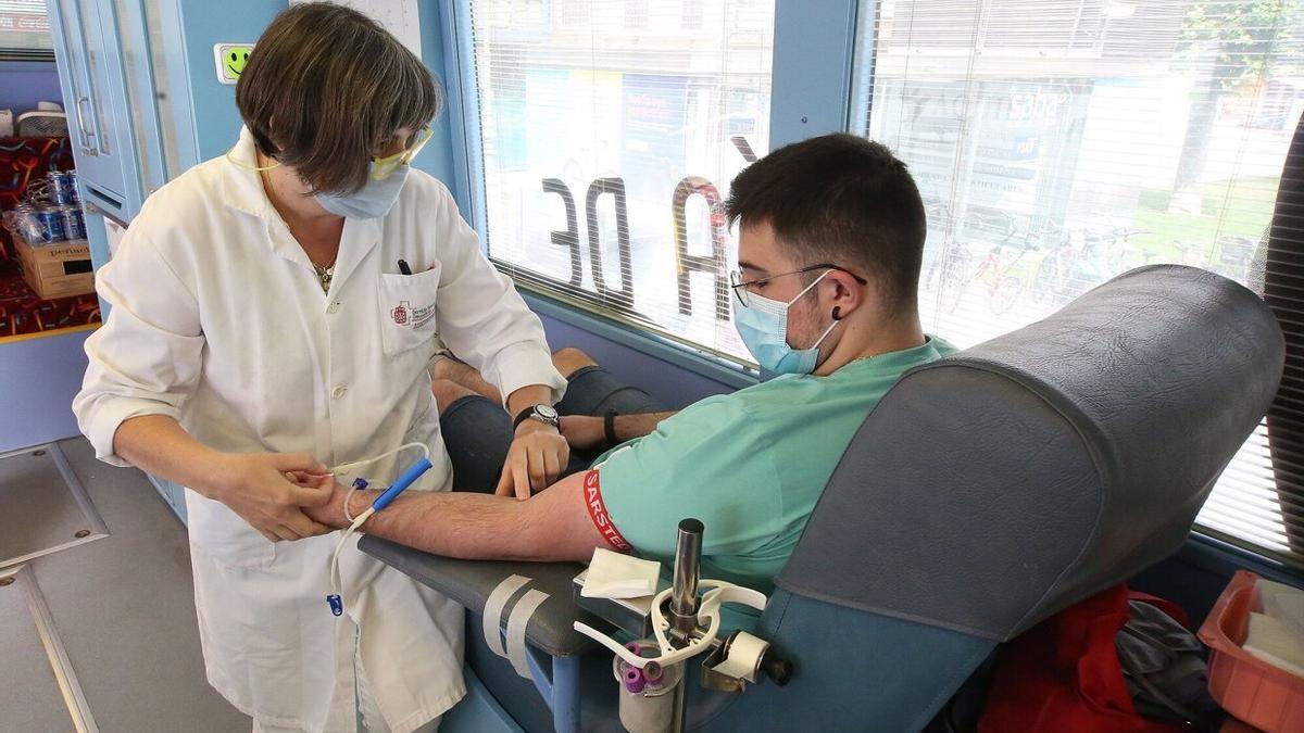 Imagen de archivo de un joven donante sangre en la unidad móvil del Banco de Sangre.