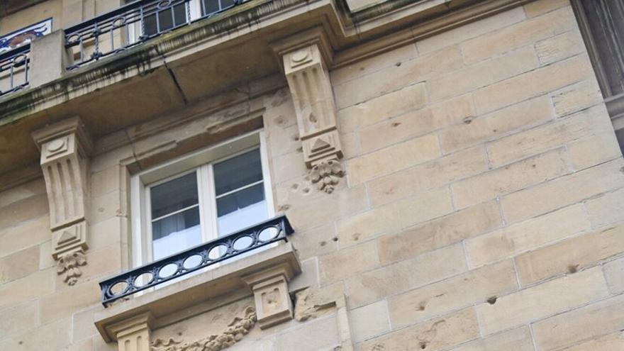 Imagen de los agujeros que dejaron los proyectiles en una fachada del Hotel María Cristina en el enfrentamiento de 1936.