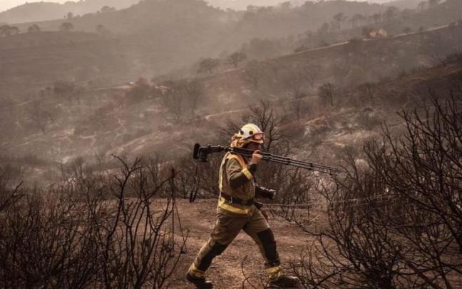 Un bombero trabajando en las tareas de extinción del incendio. Un bombero trabajando en las tareas de extinción del incendio.