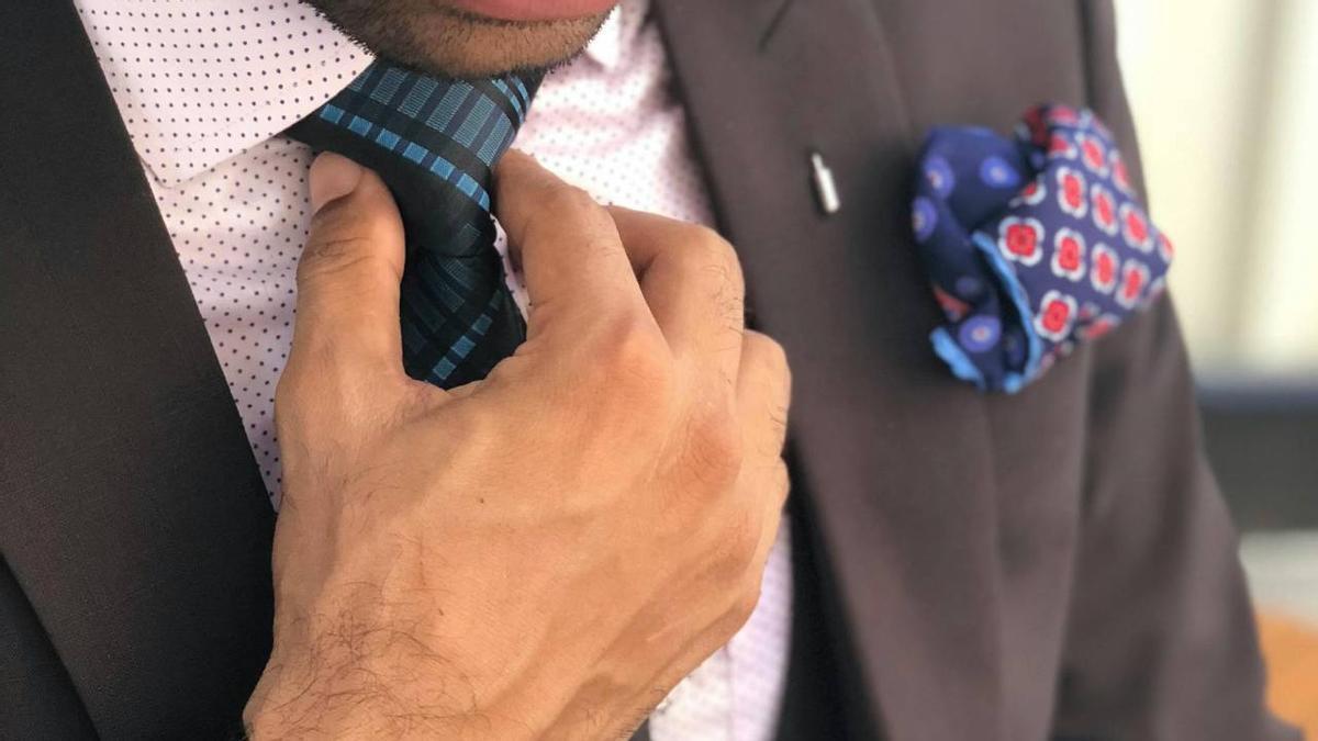 El truco definitivo para hacer el nudo de la corbata en cuestión de segundos