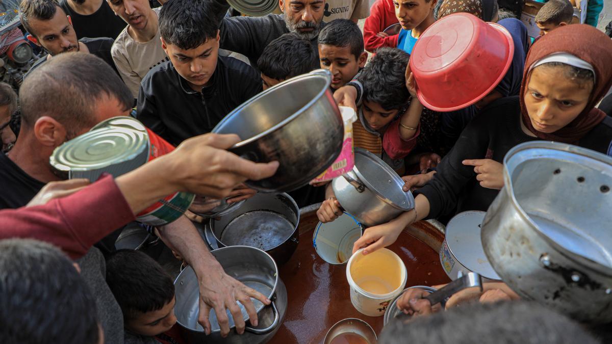 Gazatíes esperan ayuda humanitaria en la ciudad de Rafah.