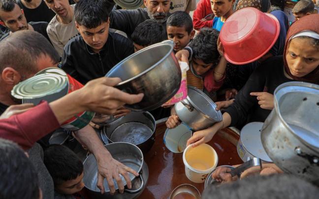 Gazatíes esperan ayuda humanitaria en la ciudad de Rafah. / EP Gazatíes esperan ayuda humanitaria en la ciudad de Rafah.