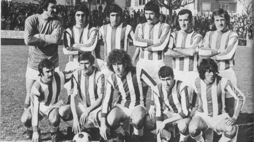 Once del Alavés en un partido ante el Barcelona Atlético en 1975: Pereira, Zuluaga, Martín Vila, Bea, Aranbarri y Catalán. Abajo (izda. a dcha.): Pana, Antonio, Valdano, Sánchez Martín y Urquía DNA
