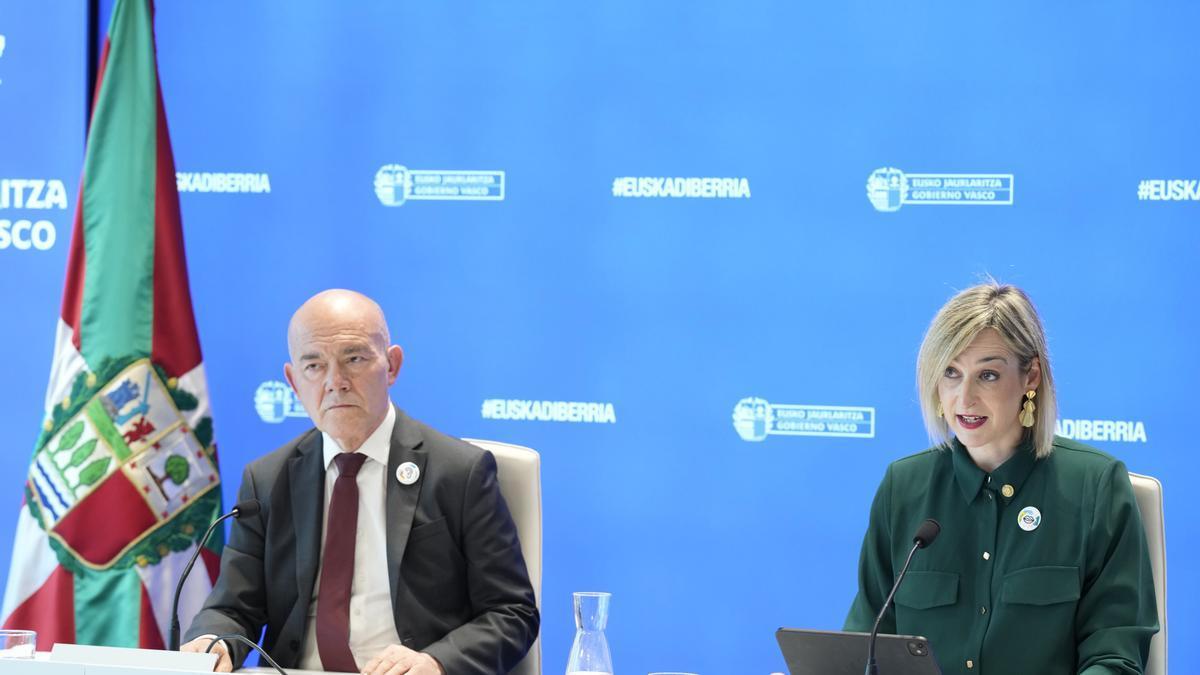 La portavoz del Gobierno vasco, Maria Ubarretxena, junto al consejero Pérez Iglesias, este martes