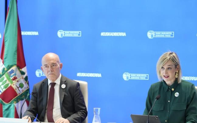 La portavoz del Gobierno vasco, Maria Ubarretxena, junto al consejero Pérez Iglesias, este martes