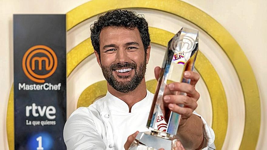 Eneko Fernández posa con su trofeo de ganador de ‘MasterChef’.