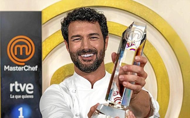 Eneko Fernández posa con su trofeo de ganador de ‘MasterChef’. Eneko Fernández posa con su trofeo de ganador de ‘MasterChef’.