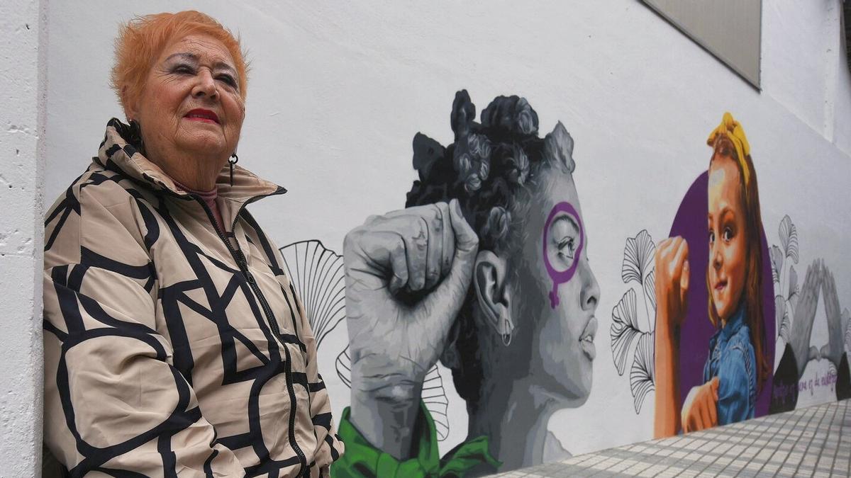 Inés, ante un mural de Eva Mena, en Areatza, que forma parte de la colección impulsada por la Diputación en toda Bizkaia.