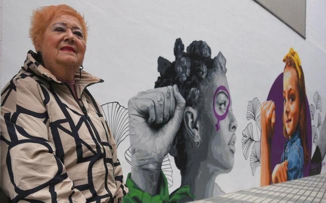 Inés, ante un mural de Eva Mena, en Areatza, que forma parte de la colección impulsada por la Diputación en toda Bizkaia.
