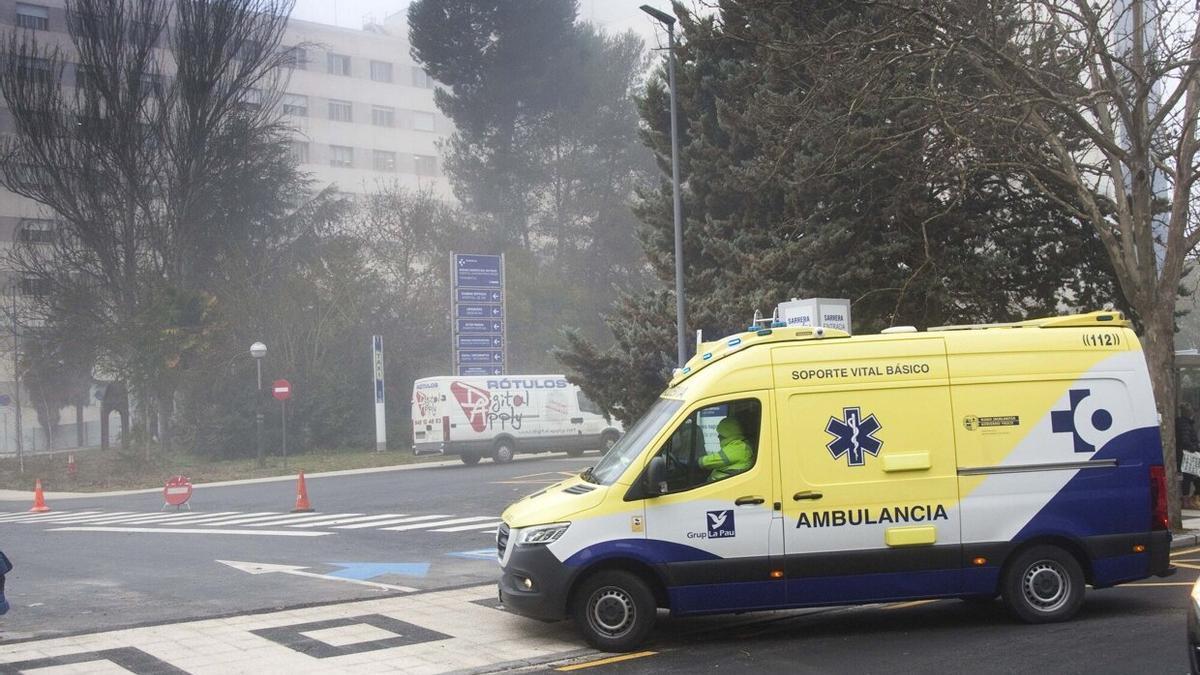 Ambulancia de La Pau accediendo al HUA-Txagorritxu.