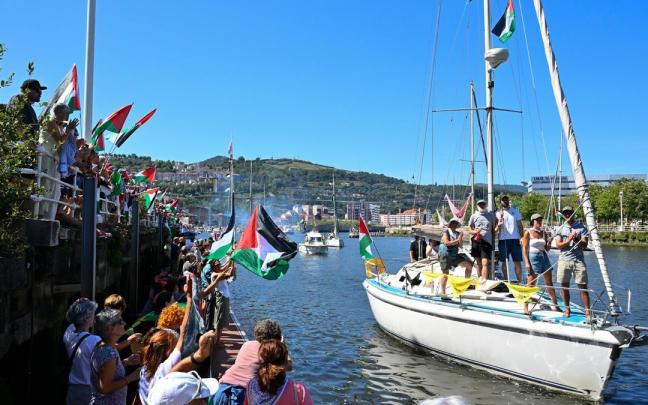 En imágenes: marcha marítima por la ría en solidaridad con Palestina desde Santurtzi