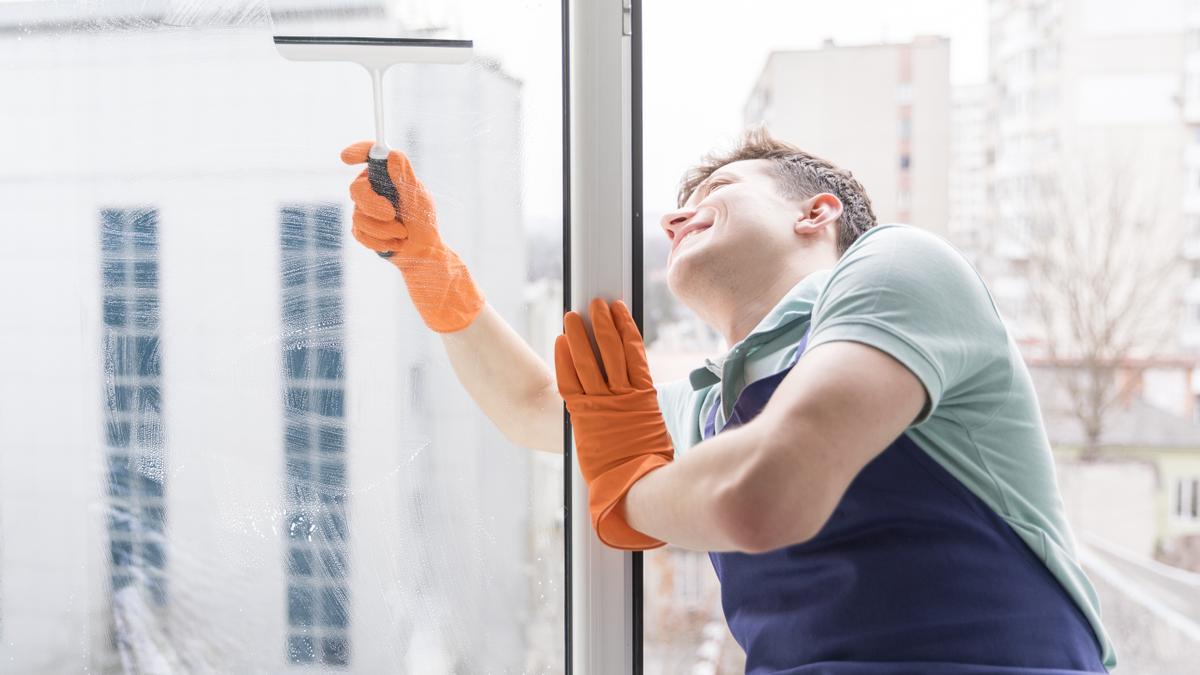 El truco definitivo y más recomendado por profesionales para dejar las ventanas relucientes y sin marcas consiste en preparar un limpiador casero.