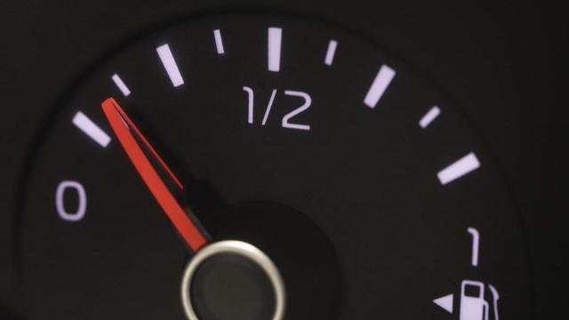 Primer plano del medidor de nivel de combustible en el vehículo