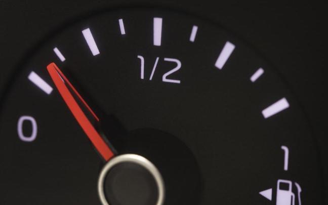 Primer plano del medidor de nivel de combustible en el vehículo