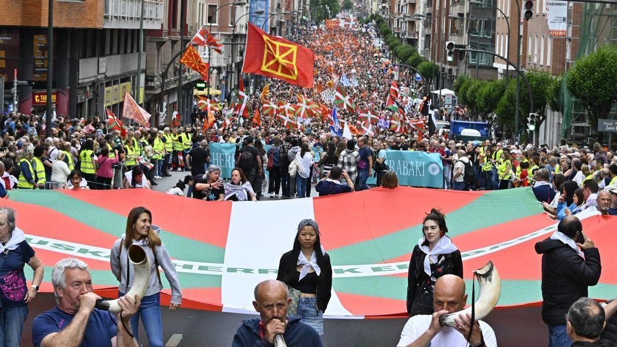 Cabecera de la manifestación organizada por Gure Esku en favor del derecho a decidir.
