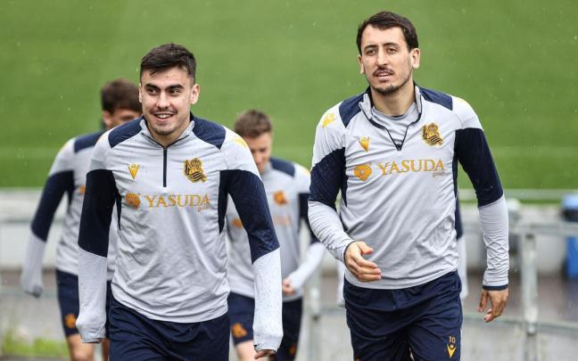 Ander Barrenetxea y Mikel Oyarzabal suben al campo de entrenamiento en Zubieta. / R.S.