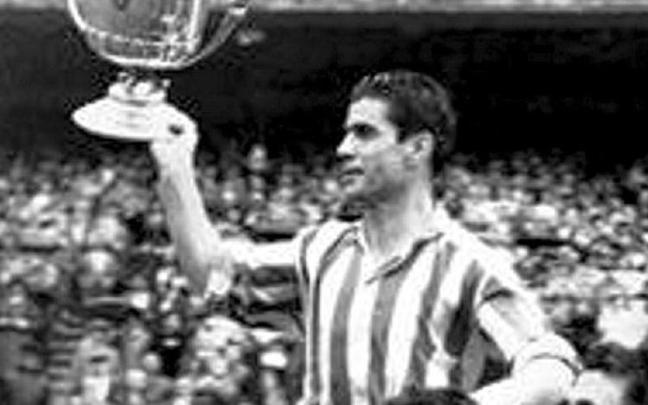 Piru Gainza con un trofeo de Copa en Chamartín, fue sacado a hombros por sus compañeros.