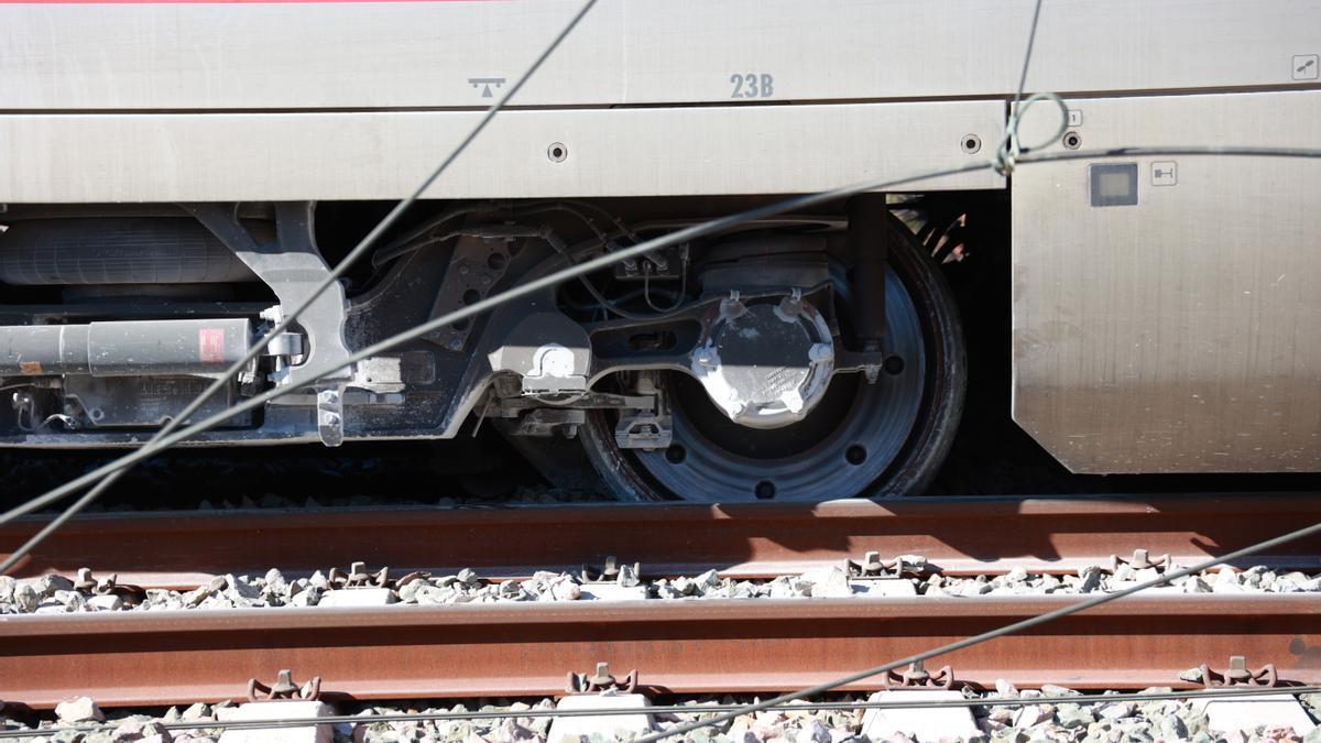Vista de las ruedas de uno de los vagones del tren de Iryo fuera de los carriles de la vía, a 20 de enero de 2026, en Adamuz, Córdoba.