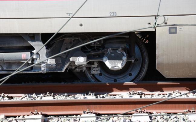 Vista de las ruedas de uno de los vagones del tren de Iryo fuera de los carriles de la vía, a 20 de enero de 2026, en Adamuz, Córdoba.