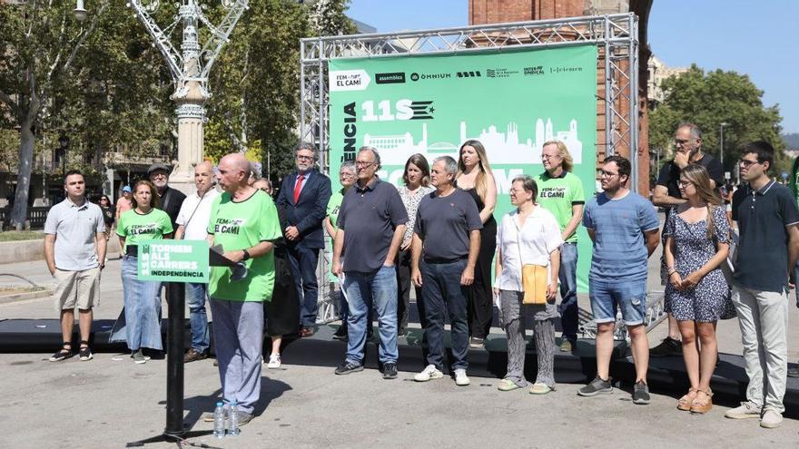 El presidente de la ANC, Lluís Llach, tomando la palabra en la fotografía conjunta de las entidades civiles independentistas.