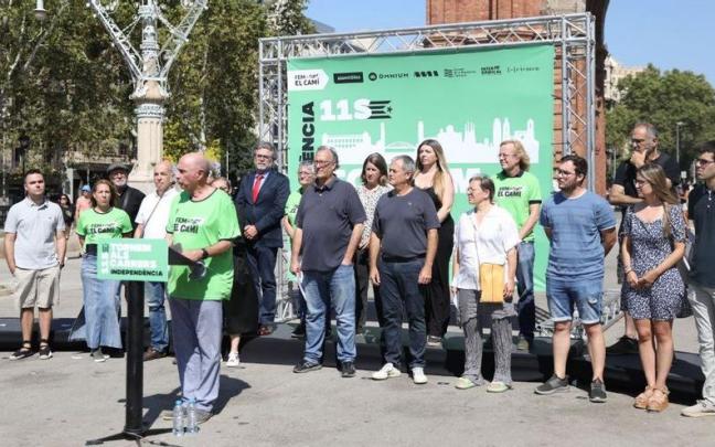 El presidente de la ANC, Lluís Llach, tomando la palabra en la fotografía conjunta de las entidades civiles independentistas. / ANC El presidente de la ANC, Lluís Llach, tomando la palabra en la fotografía conjunta de las entidades civiles independentistas.