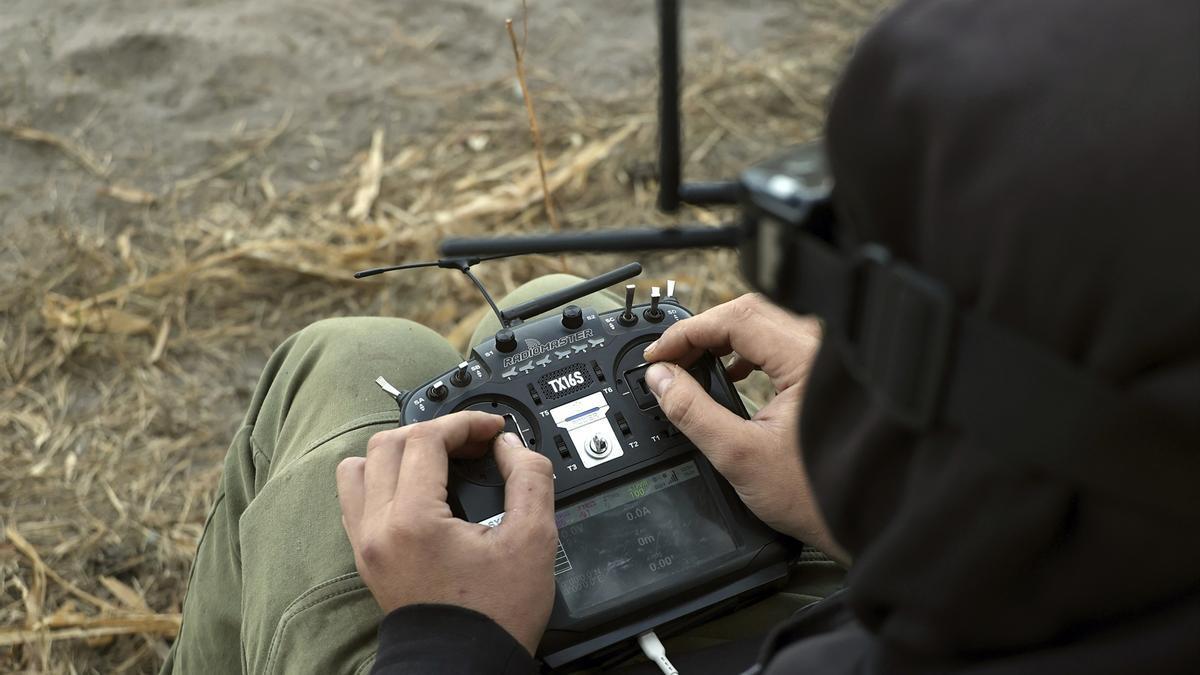 Un operador de drones ucraniano en una foto de archivo.