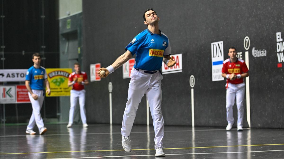 En imágenes: Altuna III y Martija superan a Jaka y Mariezkurrena II en las semifinales del Campeonato de Parejas en Bilbao (13-22).