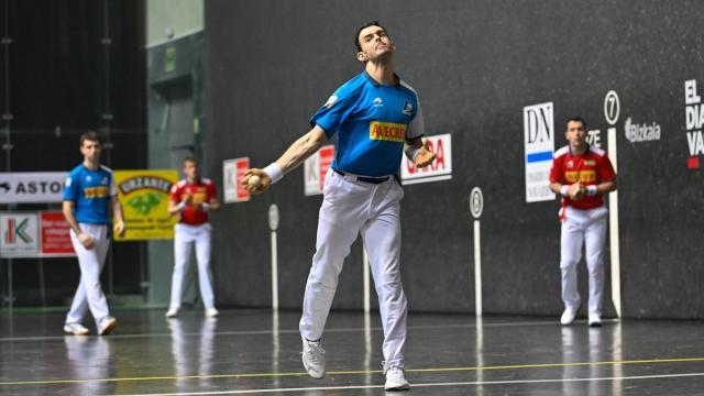 En imágenes: Altuna III y Martija superan a Jaka y Mariezkurrena II en las semifinales del Campeonato de Parejas en Bilbao (13-22).