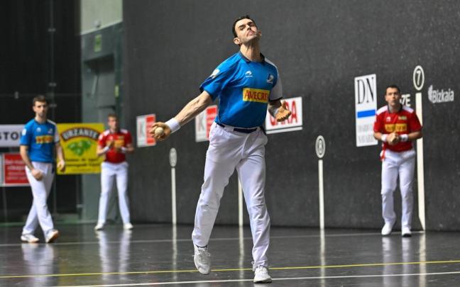 En imágenes: Altuna III y Martija superan a Jaka y Mariezkurrena II en las semifinales del Campeonato de Parejas en Bilbao (13-22). En imágenes: Altuna III y Martija superan a Jaka y Mariezkurrena II en las semifinales del Campeonato de Parejas en Bilbao (13-22).