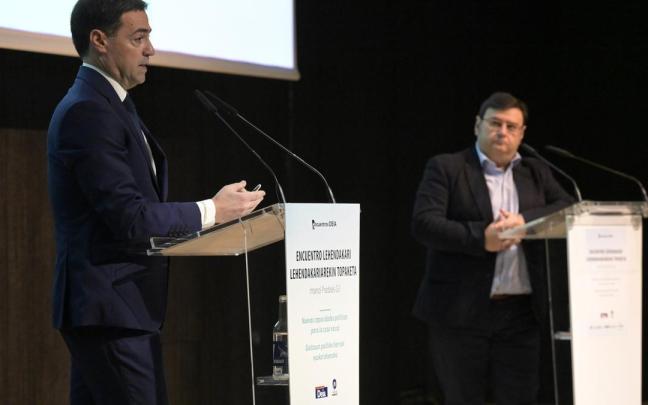 Imanol Pradales, durante su entrevista con Iñaki González en Euskalduna Jauregia.