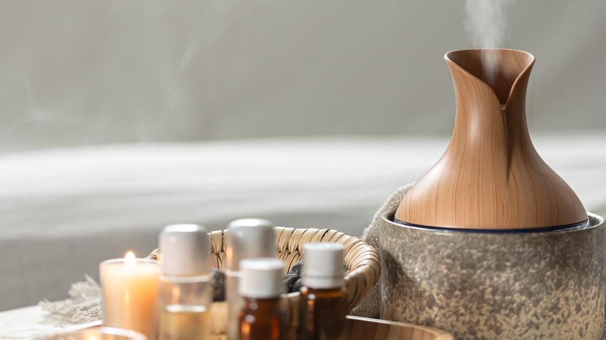 Humidificador difusor de aroma de aceite esencial que difunde artículos de agua en el aire.