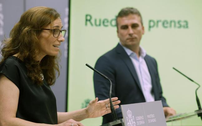 La ministra de Sanidad, Mónica García, durante su rueda de prensa junto al presidente de ConELA, Fernando Martín.