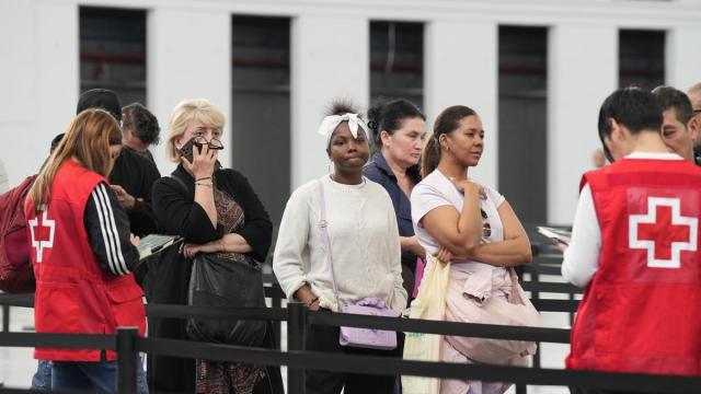 Migrantes hacen cola en el pabellón 2 del recinto de Montjuïc de Barcelona para solicitar la regularización.