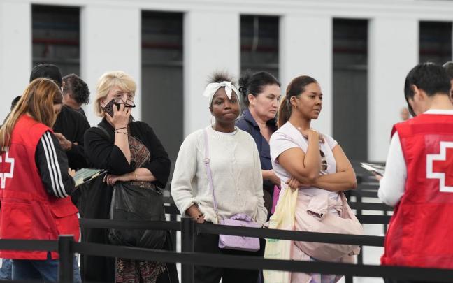 Migrantes hacen cola en el pabellón 2 del recinto de Montjuïc de Barcelona para solicitar la regularización.