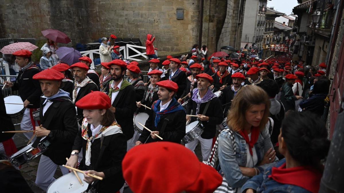 La compañía Jaizkibel ascendiendo la calle Mayor el pasado 8 de septiembre por la mañana.
