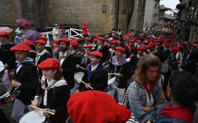 La compañía Jaizkibel ascendiendo la calle Mayor el pasado 8 de septiembre por la mañana.