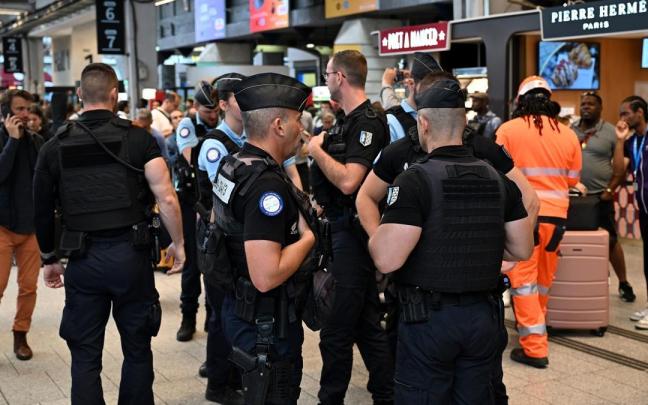 Seguridad desplegada en las estaciones de Francia tras el sabotaje. / EP Seguridad desplegada en las estaciones de Francia tras el sabotaje.
