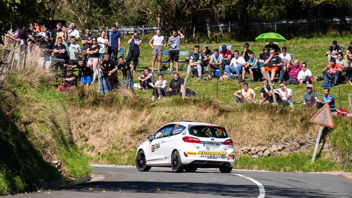 Los aficionados al motor siguiente con interés las evoluciones de los pilotos en la vieja carretera de Azkarate.