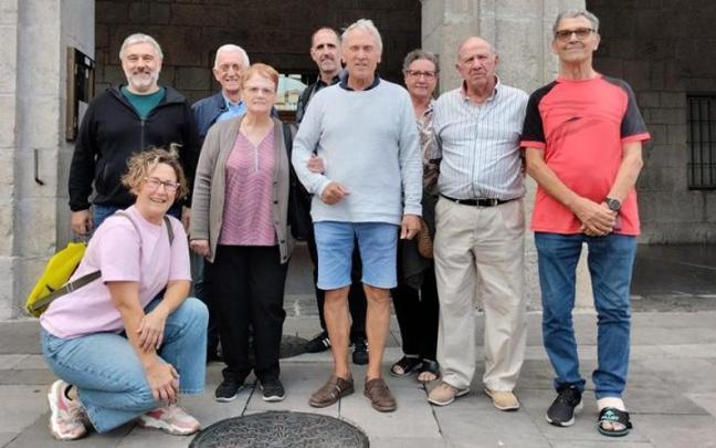 El alcalde, junto a los familiares de las víctimas.
