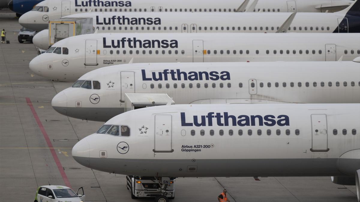 Varios aviones de la aerolínea Lufthansa en una foto de archivo.