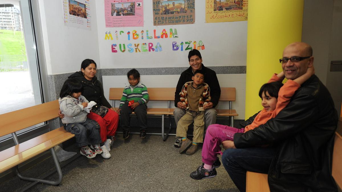 Un grupo de inmigrantes cuyos hijos estudian en euskera.