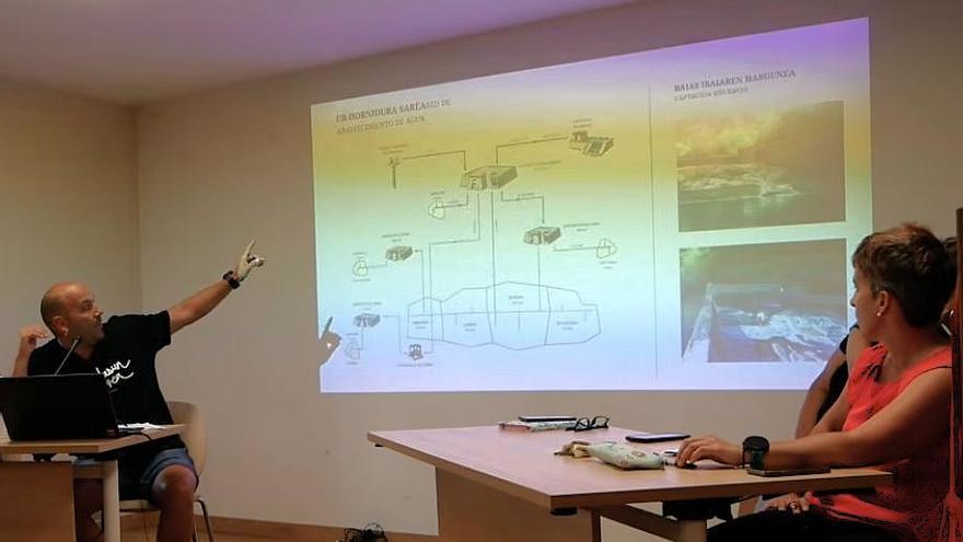 Reunión vecinal sobre agua en Zuia el pasado agosto
