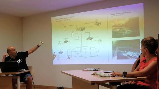 Reunión vecinal sobre agua en Zuia el pasado agosto
