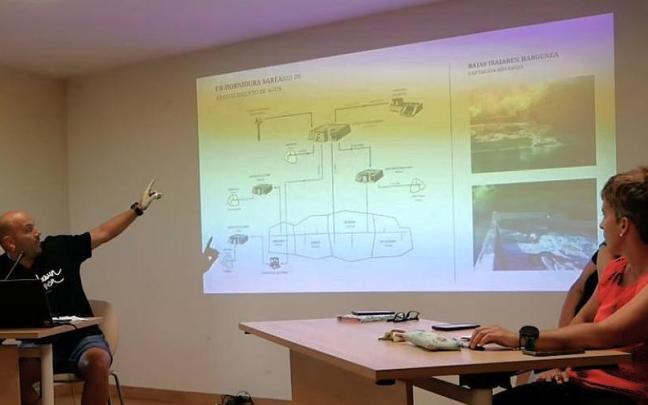 Reunión vecinal sobre agua en Zuia el pasado agosto