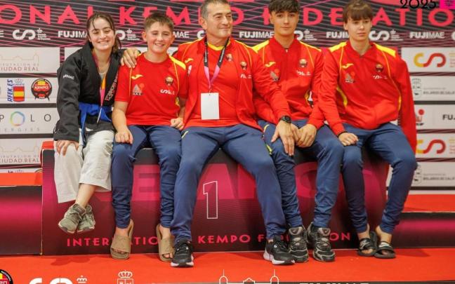 Irati, Andoni, Zuhaitz y Naroa, junto a Rafa Carriet, han brillado en el europeo.