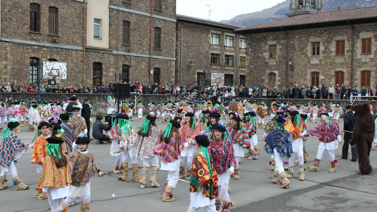 Oñatiko Inauteri Txikia iniciará en Olaitturri su periplo por las calles.